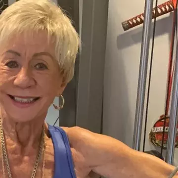 Cum arată bunica de 80 de ani care câştigă competiţii de culturism. Ce sfaturi de fitness oferă Iris Davis: „Cred că am găsit izvorul tinereţii”