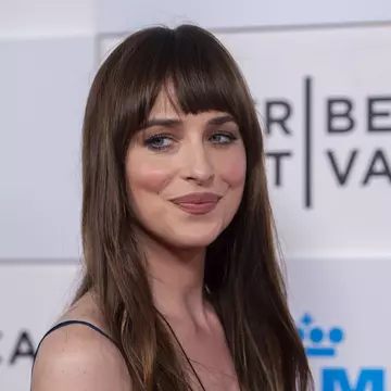 Dakota Johnson, cu lenjeria intimă la vedere la Festivalul Tribeca. Iubitei lui Chris Martin, de la Coldplay, i s-a ridicat rochia din cauza vântului