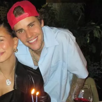 Hailey Bieber, provocatoare în costum de baie, cu câteva săptămâni înainte de a naște. Cum a fost fotografiată soția lui Justin Bieber