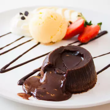 Rețetă Lava Cake cu înghețată și fructe