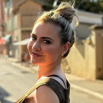 Adina Buzatu, comparată cu Sharon Stone când a apărut în costum de baie, la 47 de ani. Cum s-a fotografiat