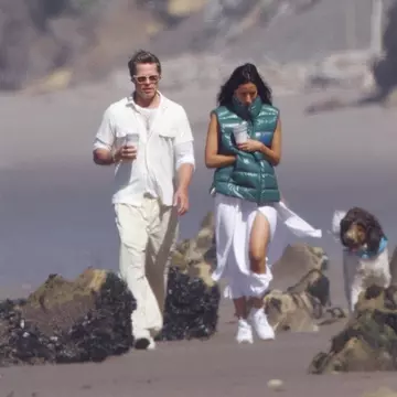 Brad Pitt și Ines de Ramon, mai îndrăgostiți ca niciodată. Cum au fost fotografiați la circuitul Grand Prix din Marea Britanie