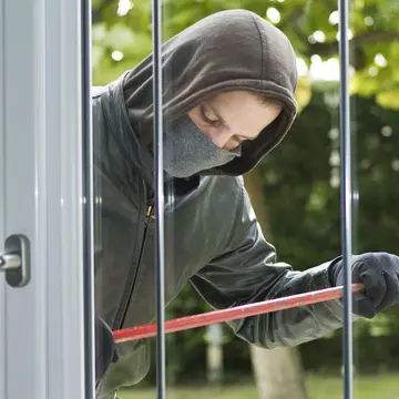 Cum să-ţi protejezi casa împotriva hoţilor