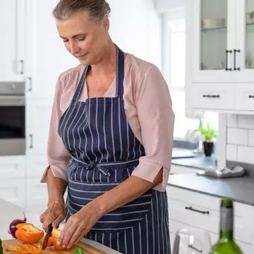 De ce românii consideră că gătitul este responsabilitatea femeilor. Câţi bărbați nu gătesc deloc pe parcursul unei săptămâni