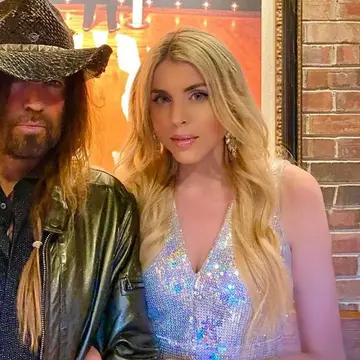 Firerose îi aduce acuzații lui Billy Ray Cyrus: „E un om foarte rău”. Artista spune că bărbatul i-a impus „reguli stricte”