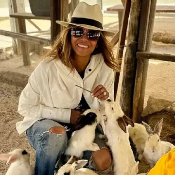 Halle Berry, topless și acoperindu-se cu pisici negre, într-un pictorial incendiar. Actrița împlinește 58 de ani în august