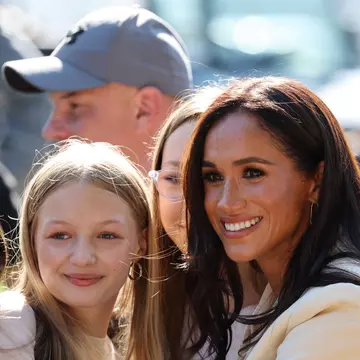 Meghan Markle, cu un colier de peste 15.000 de euro la gât, la prânz cu o prietenă. Cum arată bijuteria / Foto