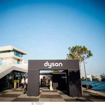 Dyson deschide un nou magazin în Astir Marina, Grecia și invită turiștii români să experimenteze tehnologia de ultimă generație la malul mării