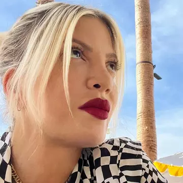 Tori Spelling a ajuns piele și os. Cum a fost fotografiată „Donna” din „Beverly Hills 90210”, pe plajă, în costum de baie