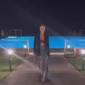 Andreea Marin, sexy în vacanță în Sardinia, la 49 de ani. Și-a purtat sutienul la vedere