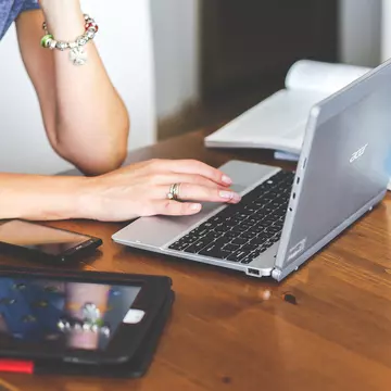 Ce joburi au căutat românii în această vară. Pozițiile de șofer, asistent medical și operator call-center, în topul preferințelor