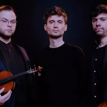 Turneul Lights & Shadows: O călătorie artistică interdisciplinară