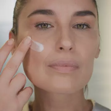 Ghid complet pentru îngrijirea ochilor. Crema antirid și alte secrete de frumusețe