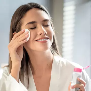 Cum se face demachierea corectă a tenului. Sfaturile specialistului: „Curățăm fața de două ori”