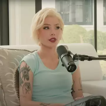 Cântăreața Halsey, detalii cutremurătoare despre sarcina pierdută pe scenă, în timpul unui concert: „Am sfârșit prin a-mi pune un scutec pentru adulți”