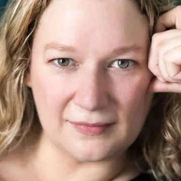 De vorbă cu scriitoarea australiană Holly Gramazio despre alegerea partenerilor în epoca datingului online: „Metoda aceasta funcţionează de minune pentru unele persoane” / Exclusiv