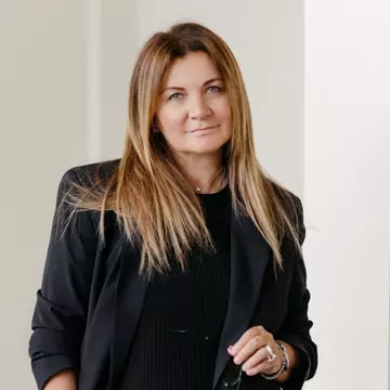 Irina Schrotter, de 34 de ani în slujba frumuseții: „Creativitatea trebuie să fie o constanță, altfel ieși din piață imediat”. Cum și-a cunoscut soțul și ce fel de mamă este / Exclusiv