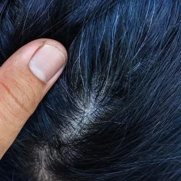 Cum ascunzi firele de păr albe fără să te vopsești. Șase trucuri geniale