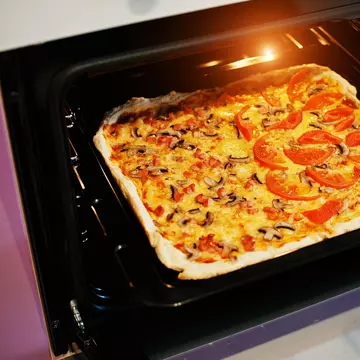 La ce temperatură se coace pizza în cuptorul electric