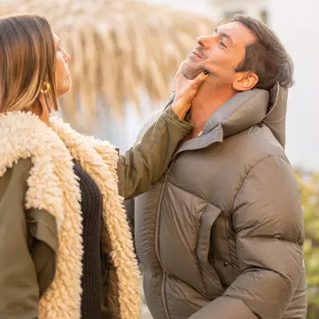 Distribuit de Vertical Entertainment, din 18 octombrie, în cinematografele din toată țara, Adela Popescu îl bate crunt pe soțul său, Radu Vâlcan in filmul “Retreat Vama Veche”, din 18 octombrie