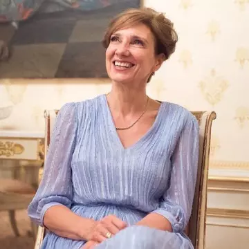 Carmen Iohannis, un exemplu de eleganță în fața elevilor săi. A ales o rochie mai scurtă ca de obicei pentru deschiderea anului școlar 2024 - 2025