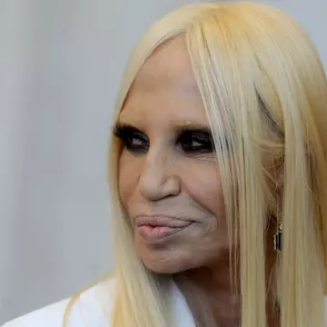 O recunoști? Cum arăta Donatella Versace în tinerețe, înainte de a-și face operații estetice