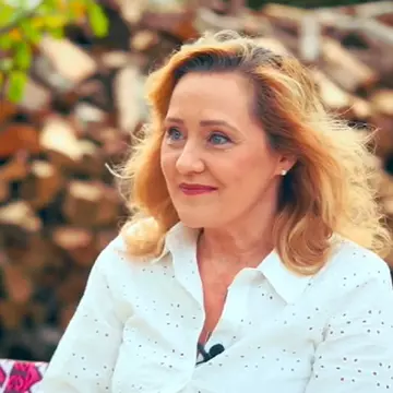 Elena Lasconi locuiește în casa "visurilor ei"."Asta îmi doream! Să aibă în capăt un pârău şi de acolo să pornească pădurea!" Cum arată vila