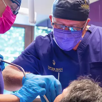 Implanturi dentare fără durere: Află adevărul din spatele tehnologiei moderne