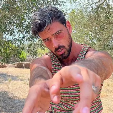 Michele Morrone, mesaj dur în timpul vizitei la noi: "România ar trebui să investească mai mult în educația tinerilor!" Ce îl nemulțumește pe actor