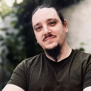 Producătorul muzical Vlad Isac, despre coloana sonoră a filmului „Ca fetele”: „Muzica întregește povestea, ea însoțește îndeaproape firul narativ” / Exclusiv