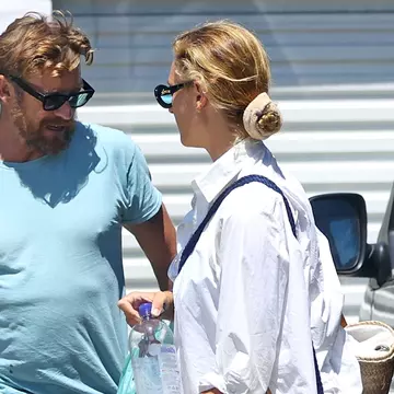 Actorul Simon Baker din „The Mentalist” s-a împăcat cu iubita mai tânără decât fiica lui, pe care a cunoscut-o după divorț