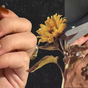 Manichiura care se integrează perfect în peisajul de toamnă. Este alegerea preferată a vedetelor