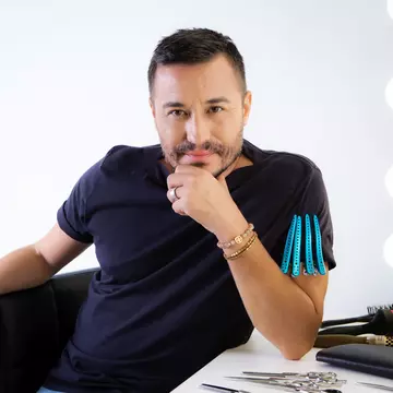 Adrian Perjovschi anunță trendurile în hair-style și beauty pentru 2025 printr-un shooting-show de colecție, „Natural born beauty”
