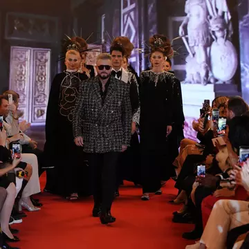 Cătălin Botezatu, premiat la Săptămâna Modei din Paris. Cum arată rochiile pe care le-a prezentat / FOTO