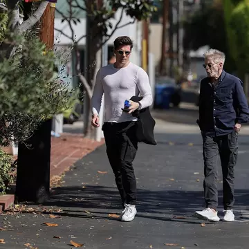 Ce iubit grijuliu are Calvin Klein! Cum a fost designerul suprins în compania lui Kevin Baker. Între ei este o diferență de vârstă de 45 de ani