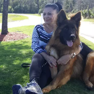 Elena Cârstea încă mai are nevoie de baston pentru a se deplasa, după AVC-ul de acum doi ani. "Nici medicii nu știu exact ce am avut!"