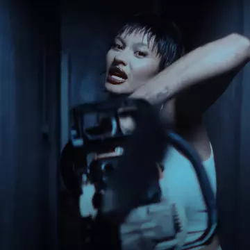 Erika Isac surprinde cu o nouă apariție provocatoare și controversată, în videoclipul piesei „Boo Hoo”