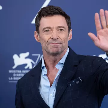 Hugh Jackman iubește din nou, la un an de la divorț. „Sunt împreună. Ei fac tot posibilul să ascundă asta!" Apropiații l-au dat de gol