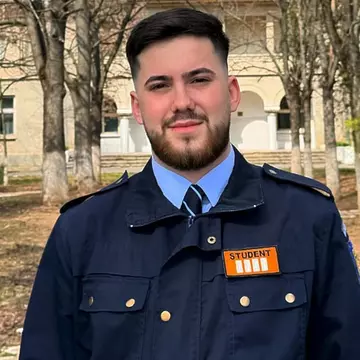 Influencerul Adrian „Elicopter de luptă”, prins beat la volan, în Pitești. Actorul din „Buzz House: The Movie” a încercat să fugă de poliție