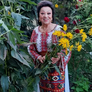 Are 87 de ani, dar nu îi arată. Maria Ciobanu uimește și astăzi publicul din România cu aparițiile sale. Cum a fost filmată artista