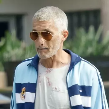 A fost unul dintre cei mai șarmanți actori de la Hollywood, dar acum a ajuns de nerecunoscut. Ghicești cine e? Superstarul are 58 de ani