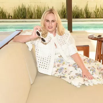 Rebel Wilson și Ramona Agruma, surprinse în ipostaze tandre pe iaht, în Sardinia. Cum au fost fotografiate