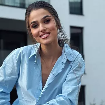 Theo Rose și-a făcut breton. "După o viață de așteptare!" Artista și-a surprins fanii cu noul look: "Ce schimb brutal!"