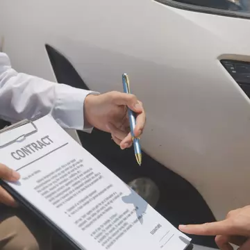 Capcane ascunse în contractele de închirieri auto și cum să le eviți