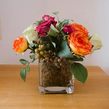 Decorul perfect pentru nunta ta: aranjamente florale din flori artificiale, pas cu pas
