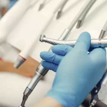 De ce albirea profesională la dentist bate orice soluție de acasă