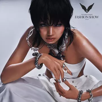 Faimosul Fashion Show Victoria’s Secret revine după o pauză de câțiva ani cu accesoriile fabuloase pe care le cunoști: peruci, aripi și invitate adorate din lumea muzicii.
