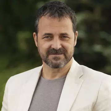 Andrei Aradits revine pe micile ecrane. Actorul va juca în cel mai nou serial de la Antena 1, alături de Ada Condeescu