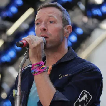 Chris Martin, accident pe scenă. Artistul a căzut printr-o trapă lăsată deschisă, în timpul concertului din Melbourne
