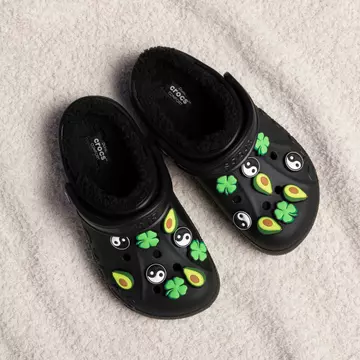 Saboții Crocs au acum căptușeală călduroasă și prietenoasă